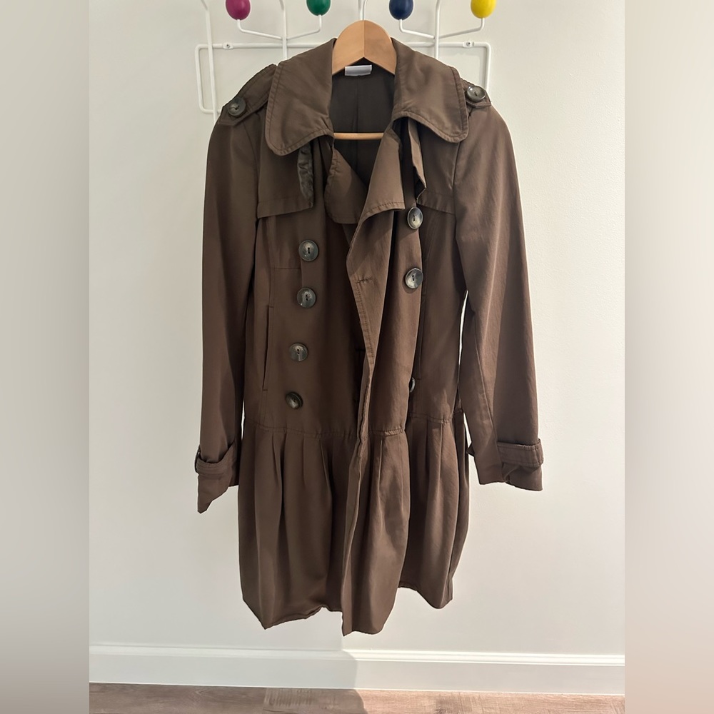 Trench Coat pre-owned. Olive color/military look w/ feminine touch. Knee-length